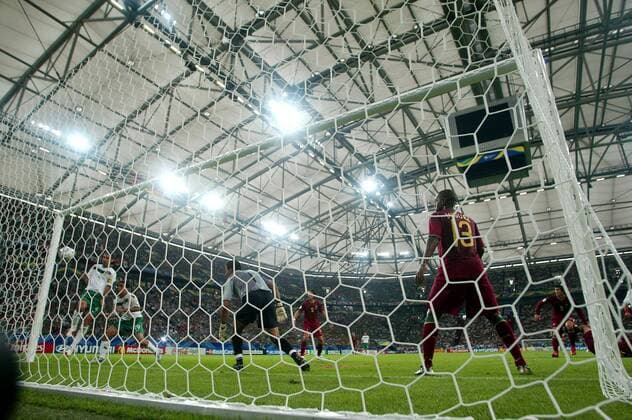 Im Gelsenkirchener FIFA World Cup Stadium - Jose Fonseca (Mexiko, li.) erzielt das 1:2 per Kopf, Torwart Ricardo (Mitte) und Miguel (beide Portugal) haben das Nachsehen - (pan14799) Fußball WM Herren WM 2006, Länderspiel, Nationalteam, Gruppe D, Nationaltrikot, Portugal - Mexiko 2:1 Gruppe Worldcup, Stadion Gelsenkirchen Dynamik, Fußball WM Herren WM 2006, Länderspiel, Nationalteam, Gruppe D, Nationaltrikot, Portugal - Mexiko 2:1 Gruppe Worldcup, Stadion Gelsenkirchen Dynamik,
