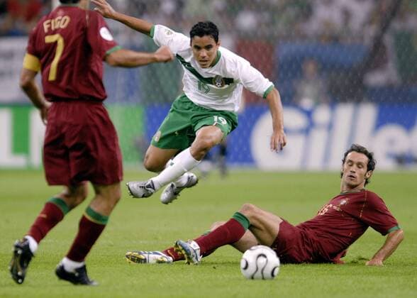 Omar Bravo (Mexiko) überspringt Ricardo Carvalho (Portugal) Fußball WM Herren WM 2006, Länderspiel, Nationalteam, Gruppe D, Nationaltrikot, Portugal - Mexiko 2:1, Vdig Gruppe Gelsenkirchen Dynamik, Fußball WM Herren WM 2006, Länderspiel, Nationalteam, Gruppe D, Nationaltrikot, Portugal - Mexiko 2:1, Vdig Gruppe Gelsenkirchen Dynamik,
