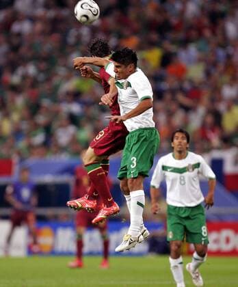 Carlos Salcido (Mexiko, vorn) gegen Helder Postiga (Portugal) Fußball WM Herren WM 2006, Länderspiel, Nationalteam, Nationaltrikot, Gruppe D, Portugal - Mexiko 2:1 Gruppe Gelsenkirchen Dynamik, Kampf, Fußball WM Herren WM 2006, Länderspiel, Nationalteam, Nationaltrikot, Gruppe D, Portugal - Mexiko 2:1 Gruppe Gelsenkirchen Dynamik, Kampf,