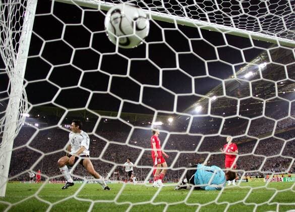 JAAAAAAA, der Ball zappelt im Netz, Torschütze Oliver Neuville (Deutschland, li.) dreht ab und Torwart Artur Boruc (Polen) liegt geschlagen am Boden - Fußball WM Herren WM 2006, Länderspiel, Nationalteam, Nationaltrikot, Gruppe A, Deutschland - Polen 1:0 Gruppe o0 World Cup Stadium, WorldCuo, Signal Iduna Park Dortmund Fußball WM Herren WM 2006, Länderspiel, Nationalteam, Nationaltrikot, Gruppe A, Deutschland - Polen 1:0 Gruppe o0 World Cup Stadium, WorldCuo, Signal Iduna Park Dortmund