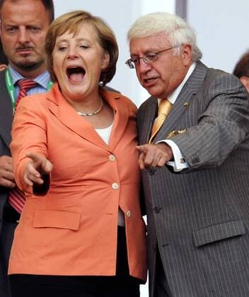 Bundeskanzlerin Angela Merkel (CDU Deutschland, li.) und Botschafter Horacio Sevilla Borja (Ecuador) in unterschiedlicher Gemütslage - Fußball WM Herren WM 2006, Länderspiel, Nationalteam, Gruppe A Gruppe Besucher, Gast, Zuschauer, Publikum Berlin Freude Fußball WM Herren WM 2006, Länderspiel, Nationalteam, Gruppe A Gruppe Besucher, Gast, Zuschauer, Publikum Berlin Freude