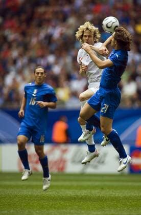 Pavel Nedved, (Tschechien, Mitte) gegen Andrea Pirlo (re.), li. Camoranesi (beide Italien) Fußball WM Herren WM 2006, Länderspiel, Nationalteam, Gruppe E, Tschechien - Italien 0:2, Vdig, Nationaltrikot Gruppe Hamburg Dynamik, Fußball WM Herren WM 2006, Länderspiel, Nationalteam, Gruppe E, Tschechien - Italien 0:2, Vdig, Nationaltrikot Gruppe Hamburg Dynamik,