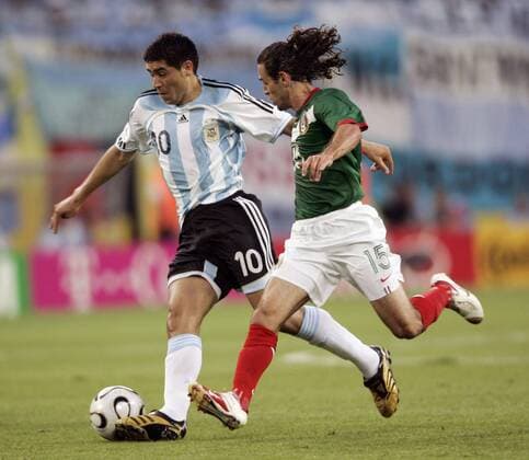 Juan Roman Riquelme (Argentinien, li.) gegen Jose Antonio Castro (Mexiko) Fußball WM Herren WM 2006, Länderspiel, Nationalteam, Nationaltrikot, Achtelfinale, Argentinien - Mexiko Gruppe Leipzig Dynamik, Fußball WM Herren WM 2006, Länderspiel, Nationalteam, Nationaltrikot, Achtelfinale, Argentinien - Mexiko Gruppe Leipzig Dynamik,