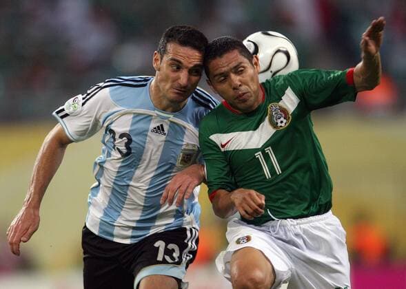 Ramon Morales (Mexiko, re.) gegen Lionel Scaloni (Argentinien) - Fußball WM Herren WM 2006, Länderspiel, Nationalteam, Achtelfinale, Nationaltrikot, Argentinien - Mexiko 2:1 n.V. Gruppe Leipzig Dynamik, Fußball WM Herren WM 2006, Länderspiel, Nationalteam, Achtelfinale, Nationaltrikot, Argentinien - Mexiko 2:1 n.V. Gruppe Leipzig Dynamik,