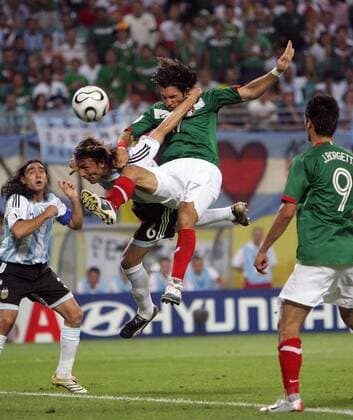 Jose Fonseca (Mexiko, re.) kämpft gegen Gabriel Heinze (Argentinien) um den Ball, daneben Juan Pablo Sorin (Argentinien, li.) und Jared Borgetti (Mexiko) - Fußball WM Herren WM 2006, Länderspiel, Nationalteam, Nationaltrikot, Achtelfinale, Argentinien - Mexiko 2:1 n.V. Gruppe Leipzig Dynamik, Höhe, Kampf, Fußball WM Herren WM 2006, Länderspiel, Nationalteam, Nationaltrikot, Achtelfinale, Argentinien - Mexiko 2:1 n.V. Gruppe Leipzig Dynamik, Höhe, Kampf,