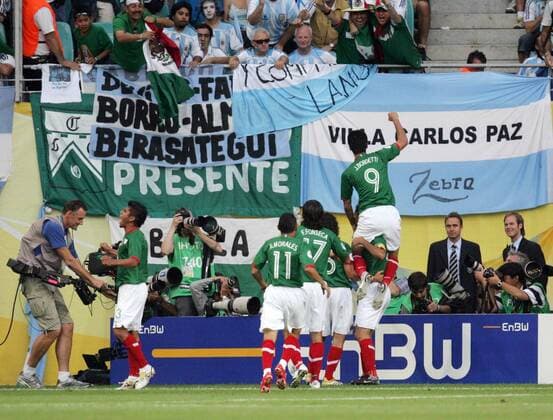 Torjubel Mexiko, v.re.: Jared Borgetti, Jose Fonseca, Ramon Morales und Carlos Salcido Fußball WM Herren WM 2006, Länderspiel, Nationalteam, Nationaltrikot, Achtelfinale, Totale Nationalteam Leipzig Freude, Begeisterung, Fußball WM Herren WM 2006, Länderspiel, Nationalteam, Nationaltrikot, Achtelfinale, Totale Nationalteam Leipzig Freude, Begeisterung,