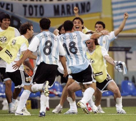 Torjubel um Maxi Rodriguez (Argentinien, Mitte), dem Torschützen des 2:1 Siegtreffers in der Verlängerung Fußball WM Herren WM 2006, Länderspiel, Nationalteam, Nationaltrikot, Achtelfinale, Argentinien Gruppe Argentinien - Mexiko 2:1 n.V. Leipzig Freude, Begeisterung, Fußball WM Herren WM 2006, Länderspiel, Nationalteam, Nationaltrikot, Achtelfinale, Argentinien Gruppe Argentinien - Mexiko 2:1 n.V. Leipzig Freude, Begeisterung,