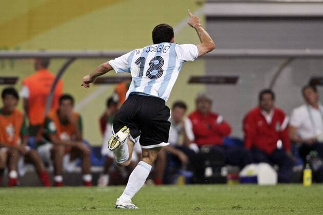 Torschütze Maxi Rodriguez (Argentinien) feiert seinen 2:1 Siegtreffer in der Verlängerung Fußball WM Herren WM 2006, Länderspiel, Nationalteam, Nationaltrikot, Achtelfinale, Argentinien Einzelbild Argentinien - Mexiko 2:1 n.V. Leipzig Freude, Fußball WM Herren WM 2006, Länderspiel, Nationalteam, Nationaltrikot, Achtelfinale, Argentinien Einzelbild Argentinien - Mexiko 2:1 n.V. Leipzig Freude,