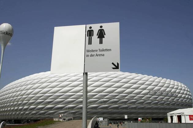 Weitere Toiletten in der Arena - Hinweisschild auf dem Vorplatz des FIFA WM Stadions München Fußball Herren WM 2006, Länderspiel, Gruppe F, Himmel, blau, blauer, Spielstätte, Wettkampfstätte, Vdig Totale FIFA World Cup Stadium, WorldCup, Außenbereich München, Stadionumgebung, Stadionumfeld Fußball Herren WM 2006, Länderspiel, Gruppe F, Himmel, blau, blauer, Spielstätte, Wettkampfstätte, Vdig Totale FIFA World Cup Stadium, WorldCup, Außenbereich München, Stadionumgebung, Stadionumfeld