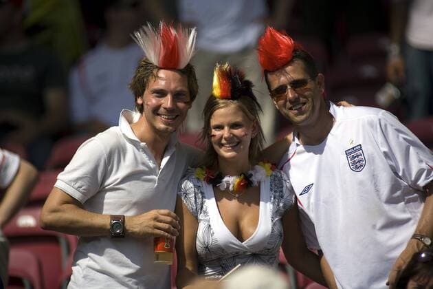 Deutsch englische Fangruppe amüsiert sich mit bunten Faniros am Rande des WM Achtelfinals Fußball WM Herren WM 2006, Länderspiel, Nationalteam, England, Deutschland, Vdig, Gruppe Fanfreundschaft, Völkerverständigung, Stuttgart Freude, Sinnlichkeit, Fußball WM Herren WM 2006, Länderspiel, Nationalteam, England, Deutschland, Vdig, Gruppe Fanfreundschaft, Völkerverständigung, Stuttgart Freude, Sinnlichkeit,
