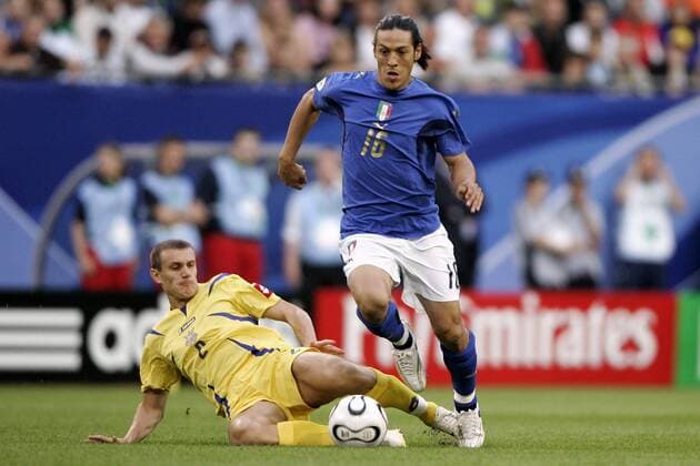 Mauro Camoranesi (Italien, re.) gegen Andriy Nesmachniy (Ukraine) Fußball WM Herren WM 2006, Länderspiel, Nationalteam, Viertelfinale, Nationaltrikot, Italien - Ukraine 3:0 Gruppe Hamburg Dynamik, Fußball WM Herren WM 2006, Länderspiel, Nationalteam, Viertelfinale, Nationaltrikot, Italien - Ukraine 3:0 Gruppe Hamburg Dynamik,