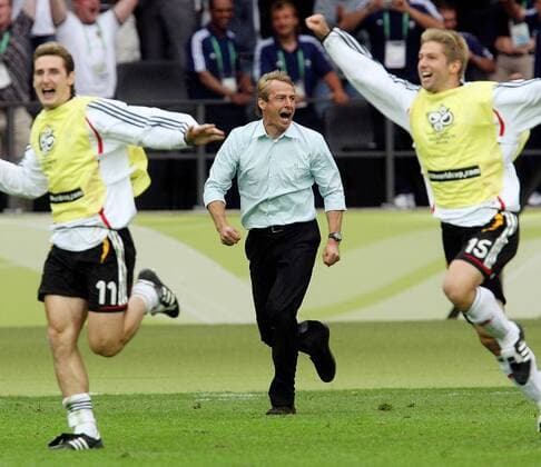 Bundestrainer Jürgen Klinsmann, Miroslav Klose (li.) und Thomas Hitzlsperger (alle Deutschland) - Schlussjubel Fußball WM Herren WM 2006, Länderspiel, Nationalteam, Viertelfinale Gruppe Berlin Dynamik, Begeisterung, Freude, Fußball WM Herren WM 2006, Länderspiel, Nationalteam, Viertelfinale Gruppe Berlin Dynamik, Begeisterung, Freude,