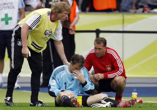 Torwart Jens Lehmann (Mitte) wird vom Torwartkollegen Oliver Kahn (li.) und Torwarttrainer Andreas Köpke (alle Deutschland) aufgebaut Fußball WM Herren WM 2006, Länderspiel, Nationalteam, Nationaltrikot, Viertelfinale Gruppe Berlin Harmonie, Kameradschaft, Fußball WM Herren WM 2006, Länderspiel, Nationalteam, Nationaltrikot, Viertelfinale Gruppe Berlin Harmonie, Kameradschaft,