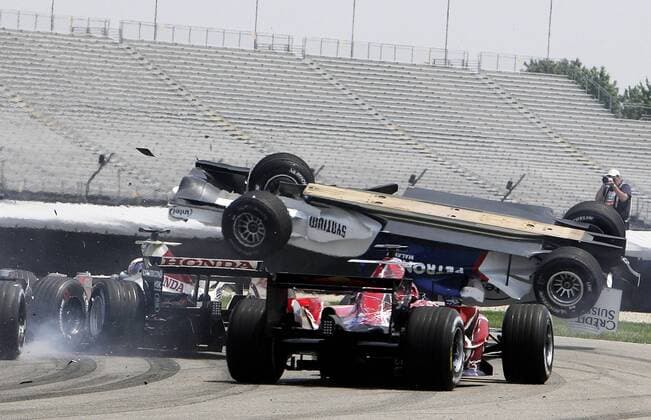 Nick Heidfeld (Deutschland BMW Sauber) überschlägt sich schuldlos, dahinter Scott Speed (USA Toro Rosso Cosworth) - Serie (3 5) Motorsport Grand Prix Herren Großer Preis der USA 2006, Formel 1 Weltmeisterschaft, F1, F, GP, WM, Gruppe Indianapolis Motorsport Grand Prix Herren Großer Preis der USA 2006, Formel 1 Weltmeisterschaft, F1, F, GP, WM, Gruppe Indianapolis