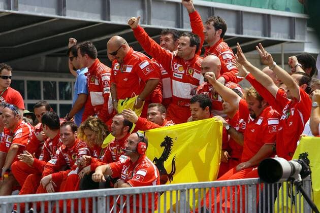 Die Ferrari Crew begeistert über den Doppelsieg ihrer Fahrer Motorsport Grand Prix Herren Großer Preis der USA 2006, Formel 1 Weltmeisterschaft, F1, F, GP, WM, Totale Indianapolis Freude, Begeisterung, Motorsport Grand Prix Herren Großer Preis der USA 2006, Formel 1 Weltmeisterschaft, F1, F, GP, WM, Totale Indianapolis Freude, Begeisterung,