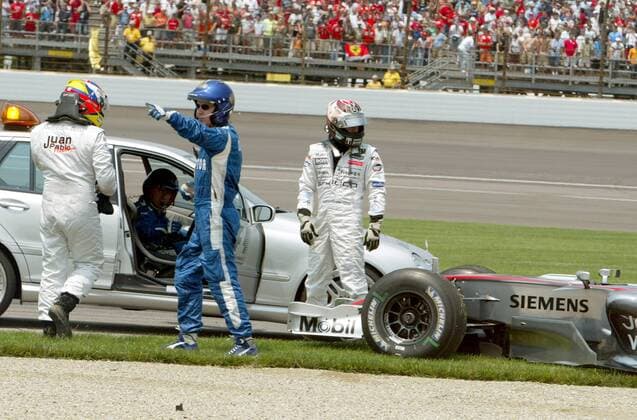 Das Aus für Kimi Räikkönen (Finnland, re.) und Juan Pablo Montoya (Kolumbien beide McLaren Mercedes) nach einem Fahrfehler beim Großen Preis der USA 2006 Motorsport Grand Prix Herren Großer Preis der USA 2006, Formel 1 Weltmeisterschaft, F1, F, GP, WM, Gruppe Indianapolis Motorsport Grand Prix Herren Großer Preis der USA 2006, Formel 1 Weltmeisterschaft, F1, F, GP, WM, Gruppe Indianapolis