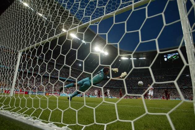 Elfmeter: Torwart Ricardo (Portugal) ahnt die richtige Ecke, doch Zinedine Zidane (Frankreich) schießt zu gut und erzielt das 1:0 - (pan15077) Fußball Herren WM 2006, Länderspiel, Nationalteam, Nationaltrikot, Halbfinale, Frankreich - Portugal 1:0, Vdig Totale FIFA World Cup Stadium, WorldCup München Fußball Herren WM 2006, Länderspiel, Nationalteam, Nationaltrikot, Halbfinale, Frankreich - Portugal 1:0, Vdig Totale FIFA World Cup Stadium, WorldCup München