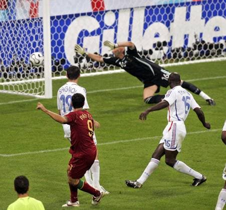 Pauleta (Portugal, 2.v.li.) vergibt seine Torchance, Willy Sagnol (li.) und Lilian Thuram konnten, Torwart Barthez (alle Frankreich) mußte nicht eingreifen Fußball WM Herren WM 2006, Länderspiel, Nationalteam, Halbfinale, Nationaltrikot, Portugal - Frankreich 0:1, Vdig Totale München Fußball WM Herren WM 2006, Länderspiel, Nationalteam, Halbfinale, Nationaltrikot, Portugal - Frankreich 0:1, Vdig Totale München