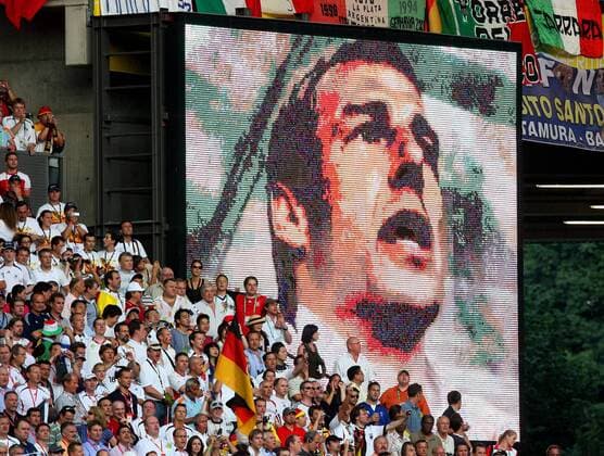 Bundestrainer Jürgen Klinsmann (Deutschland) gibt bei der Nationalhymne den Rhythmus vor Fußball WM Herren WM 2006, Länderspiel, Nationalteam, Halbfinale, Deutschland Totale Projektion, Projektionen Dortmund Fußball WM Herren WM 2006, Länderspiel, Nationalteam, Halbfinale, Deutschland Totale Projektion, Projektionen Dortmund