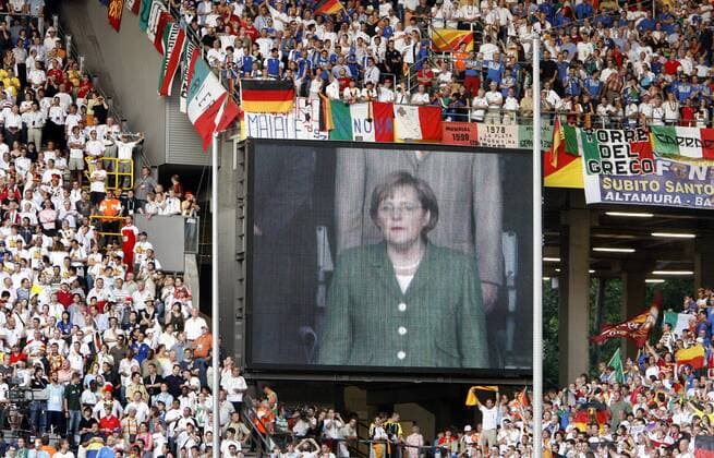 Bundeskanzlerin Angela Merkel (Deutschland) ist während der Nationalhymne auf der Videoleinwand zu sehen Fußball WM Herren WM 2006, Länderspiel, Nationalteam, Halbfinale, Deutschland Totale Stadionanzeige, Hymne, Konterfei Dortmund Fußball WM Herren WM 2006, Länderspiel, Nationalteam, Halbfinale, Deutschland Totale Stadionanzeige, Hymne, Konterfei Dortmund
