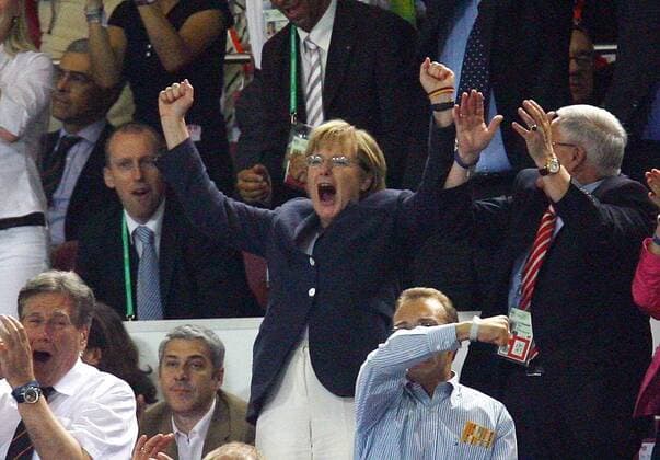 Bundeskanzlerin Angela Merkel (CDU Deutschland) - Torjubel Fußball WM Herren WM 2006, Länderspiel, Nationalteam, Spiel um Platz 3, Deutschland Einzelbild Stuttgart Freude, Begeisterung, Fußball WM Herren WM 2006, Länderspiel, Nationalteam, Spiel um Platz 3, Deutschland Einzelbild Stuttgart Freude, Begeisterung,