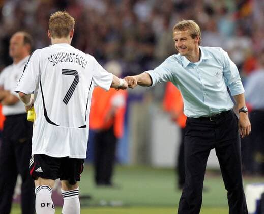 Bundestrainer Jürgen Klinsmann bedankt sich bei Bastian Schweinsteiger (beide Deutschland) Fußball WM Herren WM 2006, Länderspiel, Nationalteam, Spiel um Platz 3, drei, Nationaltrikot, Gruppe Stuttgart Fußball WM Herren WM 2006, Länderspiel, Nationalteam, Spiel um Platz 3, drei, Nationaltrikot, Gruppe Stuttgart
