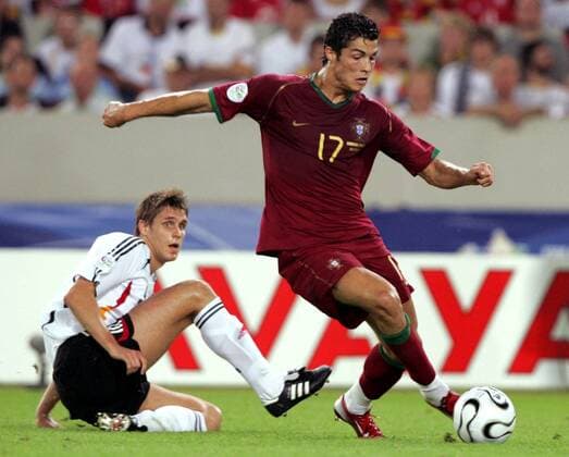 Cristiano Ronaldo (Portugal, re.) lässt Sebastian Kehl (Deutschland) hinter sich Fußball WM Herren WM 2006, Länderspiel, Nationalteam, Nationaltrikot, Spiel um Platz drei, 3, Gruppe Stuttgart Dynamik, Fußball WM Herren WM 2006, Länderspiel, Nationalteam, Nationaltrikot, Spiel um Platz drei, 3, Gruppe Stuttgart Dynamik,