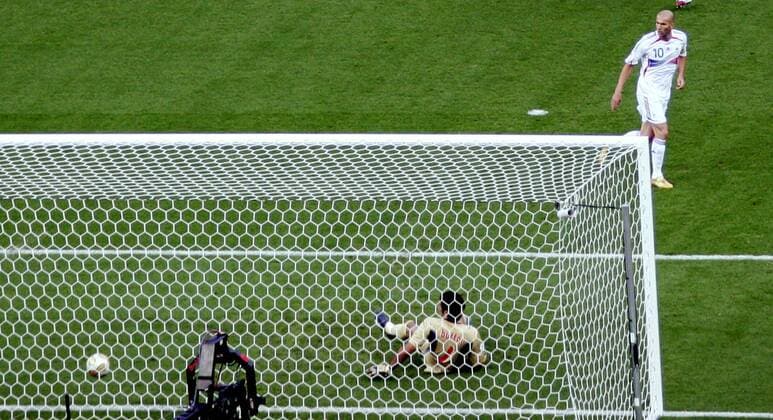 Zinedine Zidane (Frankreich) hat Torwart Gianluigi Buffon (Italien) beim Elfmeter verladen, doch wo der Ball landet bleibt unsicher (Serie 2 3) - Fußball WM Herren WM 2006, Länderspiel, Nationalteam, Nationaltrikot, Finale, Endspiel Totale Berlin Spannung, Fußball WM Herren WM 2006, Länderspiel, Nationalteam, Nationaltrikot, Finale, Endspiel Totale Berlin Spannung,