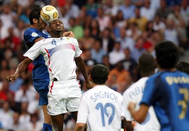Marco Materazzi (Italien, li.) setzt sich gegen Patrick Vieira (Frankreich) durch und erzielt per Kopf den 1:1 Ausgleich - Fußball WM Herren WM 2006, Länderspiel, Nationalteam, Nationaltrikot, Finale, Endspiel Gruppe Berlin Dynamik, Kampf, Fußball WM Herren WM 2006, Länderspiel, Nationalteam, Nationaltrikot, Finale, Endspiel Gruppe Berlin Dynamik, Kampf,