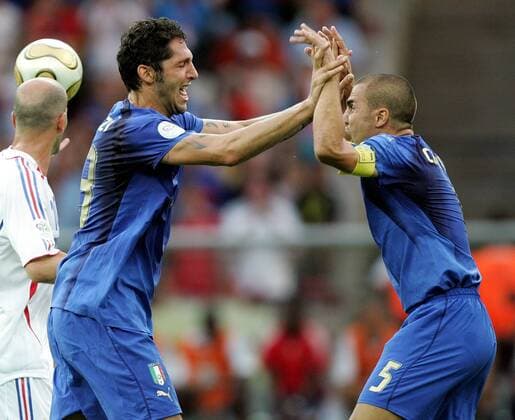 Fabio Cannavaro (re.) und Marco Materazzi (beide Italien) - Torjubel, li. schnappt sich der konsternierte Zinedine Zidane (Frankreich) den Ball - Fußball WM Herren WM 2006, Länderspiel, Nationalteam, Nationaltrikot, Finale, Endspiel Gruppe Berlin Freude, Begeisterung, Fußball WM Herren WM 2006, Länderspiel, Nationalteam, Nationaltrikot, Finale, Endspiel Gruppe Berlin Freude, Begeisterung,