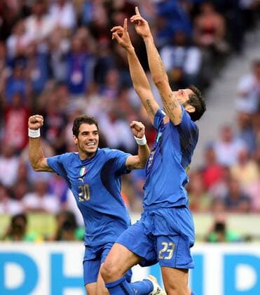 Marco Materazzi (re.) und Simone Perrotta (beide Italien) - Torjubel - Fußball WM Herren WM 2006, Länderspiel, Nationalteam, Nationaltrikot, Finale, Endspiel Gruppe Berlin Freude, Begeisterung, Fußball WM Herren WM 2006, Länderspiel, Nationalteam, Nationaltrikot, Finale, Endspiel Gruppe Berlin Freude, Begeisterung,