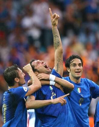 Torjubel Italien, v.re.: Luca Toni, Marco Materazzi, und Francesco Totti Fußball WM Herren WM 2006, Länderspiel, Nationalteam, Nationaltrikot, Finale, Endspiel Gruppe Berlin Freude, Begeisterung, Fußball WM Herren WM 2006, Länderspiel, Nationalteam, Nationaltrikot, Finale, Endspiel Gruppe Berlin Freude, Begeisterung,