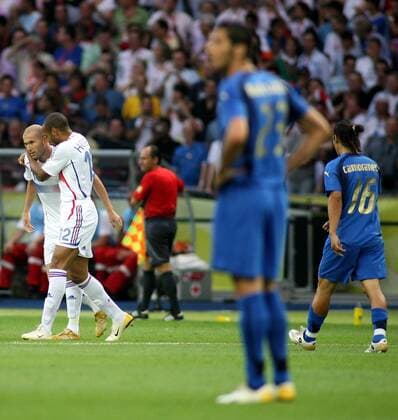 Zinedine Zidane (li.) und Thierry Henry (beide Frankreich) - Torjubel - Fußball WM Herren WM 2006, Länderspiel, Nationalteam, Finale, Endspiel, Nationaltrikot, Italien - Frankreich 6:4 n.E. Gruppe Berlin Freude, Fußball WM Herren WM 2006, Länderspiel, Nationalteam, Finale, Endspiel, Nationaltrikot, Italien - Frankreich 6:4 n.E. Gruppe Berlin Freude,