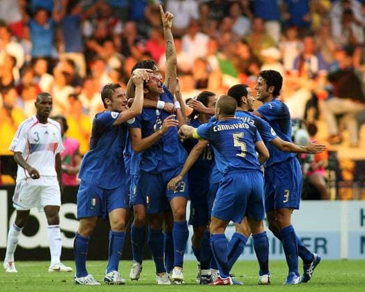 Torjubel Italien, v.re.: Fabio Grosso, Gianluca Zambrotta, Fabio Cannavaro, Marco Materazzi und Francesco Totti - Fußball WM Herren WM 2006, Länderspiel, Nationalteam, Finale, Endspiel, Nationaltrikot, Italien - Frankreich 6:4 n.E. Gruppe Berlin Freude, Begeisterung, Fußball WM Herren WM 2006, Länderspiel, Nationalteam, Finale, Endspiel, Nationaltrikot, Italien - Frankreich 6:4 n.E. Gruppe Berlin Freude, Begeisterung,