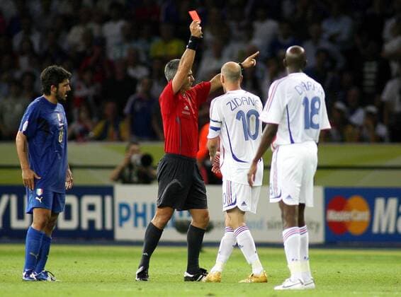 Schiedsrichter Horacio Elizondo (Argentinien) zeigt Zinedine Zidane die Rote Karte, daneben Diarra (beide Frankreich, re.) und Gennaro Gattuso (Italien) - Fußball WM Herren WM 2006, Länderspiel, Nationalteam, Nationaltrikot, Finale, Endspiel, Italien - Frankreich 6:4 n.E. Gruppe Berlin Fußball WM Herren WM 2006, Länderspiel, Nationalteam, Nationaltrikot, Finale, Endspiel, Italien - Frankreich 6:4 n.E. Gruppe Berlin