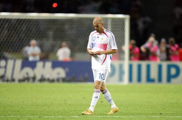 Trauriger Abgang eines Weltstars - Zinedine Zidane (Frankreich) verlässt mit gebeugtem Haupt den Platz, eine großartige Karriere ist vorbei - Fußball WM Herren WM 2006, Länderspiel, Nationalteam, Nationaltrikot, Finale, Endspiel Einzelbild Berlin Enttäuschung, Fußball WM Herren WM 2006, Länderspiel, Nationalteam, Nationaltrikot, Finale, Endspiel Einzelbild Berlin Enttäuschung,
