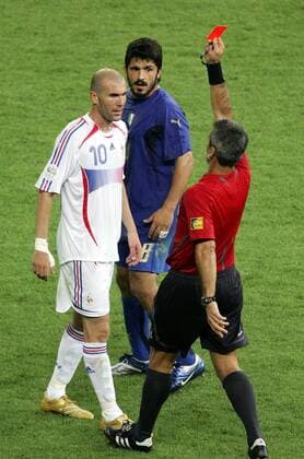 FIFA Schiedsrichter Horacio Elizondo (Argentinien) zeigt Zinedine Zidane (Frankreich, li.) die rote Karte, Gennaro Gattuso (Italien) schaut zu - Fußball WM Herren WM 2006, Länderspiel, Nationalteam, Nationaltrikot, Endspiel, Finale, Italien - Frankreich 5:3 n.E. Gruppe o0 Kopfstoß Tätlichkeit Unsportlichkeit Berlin Fußball WM Herren WM 2006, Länderspiel, Nationalteam, Nationaltrikot, Endspiel, Finale, Italien - Frankreich 5:3 n.E. Gruppe o0 Kopfstoß Tätlichkeit Unsportlichkeit Berlin