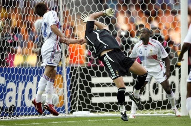 Torwart Fabien Barthez, Franck Ribery (li.) und Claude Makelele (alle Frankreich) können den Gegentreffer zum 1:1 nicht verhindern Fußball WM Herren WM 2006, Länderspiel, Nationalteam, Nationaltrikot, Finale, Endspiel, Frankreich Gruppe Berlin Fußball WM Herren WM 2006, Länderspiel, Nationalteam, Nationaltrikot, Finale, Endspiel, Frankreich Gruppe Berlin