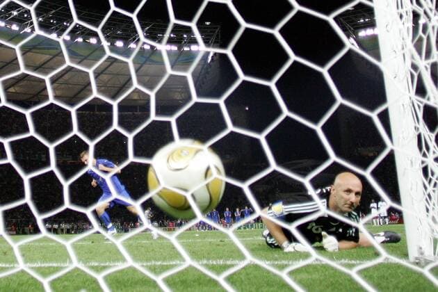 Elfmeterschießen WM Finale 2006 - Daniele de Rossi (Italien) verwandelt sicher gegen Torwart Fabien Barthez (Frankreich) - Fußball WM Herren WM 2006, Länderspiel, Nationalteam, Nationaltrikot, Endspiel, Finale, Italien - Frankreich 5:3 n.E. Gruppe Berlin Fußball WM Herren WM 2006, Länderspiel, Nationalteam, Nationaltrikot, Endspiel, Finale, Italien - Frankreich 5:3 n.E. Gruppe Berlin