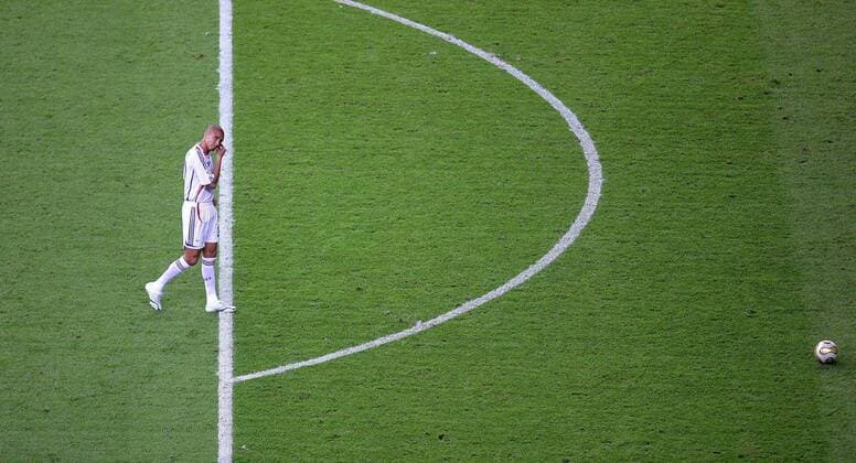 Elfmeterschießen WM Finale 2006 - David Trezeguet (Frankreich) bleibt nach seinem verschossenen Elfmeter allein auf weiter Flur - Fußball WM Herren WM 2006, Länderspiel, Nationalteam, Nationaltrikot, Endspiel, Finale Totale Berlin Leere Enttäuschung, Nachdenklichkeit, Fußball WM Herren WM 2006, Länderspiel, Nationalteam, Nationaltrikot, Endspiel, Finale Totale Berlin Leere Enttäuschung, Nachdenklichkeit,