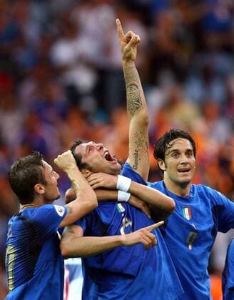 Marco Materazzi (Mitte) - Torjubel mit Luca Toni (re.) und Francesco Totti (alle Italien) Fußball WM Herren WM 2006, Länderspiel, Nationalteam, Nationaltrikot, Finale, Endspiel, Gruppe Berlin Freude, Begeisterung, Fußball WM Herren WM 2006, Länderspiel, Nationalteam, Nationaltrikot, Finale, Endspiel, Gruppe Berlin Freude, Begeisterung,