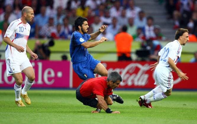 Gennaro Gattuso (Italien; Mitte) bringt FIFA Schiedsrichter Horacio Elizondo (Argentinien) zu Fall, daneben Zinedine Zidane (li.) und Franck Ribery (beide Frankreich) Fußball WM Herren WM 2006, Länderspiel, Nationalteam, Nationaltrikot, Finale, Endspiel, Italien - Frankreich 6:4 n.E. Gruppe Berlin Dynamik, Fußball WM Herren WM 2006, Länderspiel, Nationalteam, Nationaltrikot, Finale, Endspiel, Italien - Frankreich 6:4 n.E. Gruppe Berlin Dynamik,