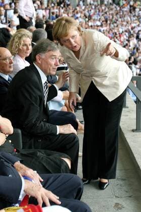 Bundeskanzlerin Angela Merkel (re.) und Bundespräsident Horst Köhler (beide CDU Deutschland) auf der Tribüne im Gespräch - Fußball Herren WM 2006, Länderspiel, Finale, Endspiel, Ehrentribüne, Tribüne, Vdig Gruppe Berlin Fußball Herren WM 2006, Länderspiel, Finale, Endspiel, Ehrentribüne, Tribüne, Vdig Gruppe Berlin
