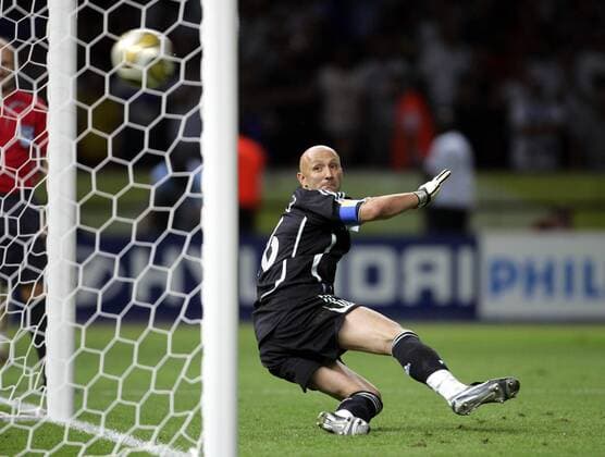 Torwart Fabien Barthez (Frankreich) schaut dem Ball hinterher Fußball WM Herren WM 2006, Länderspiel, Nationalteam, Nationaltrikot, Endspiel, Finale, Einzelbild Berlin Fußball WM Herren WM 2006, Länderspiel, Nationalteam, Nationaltrikot, Endspiel, Finale, Einzelbild Berlin