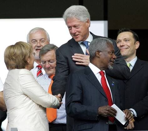 Bill Clinton (Mitte, USA) begrüßt Bundeskanzlerin Angela Merkel (li., CDU Deutschland), UNO Generalsekretär Kofi Annan (Ghana) hat es schon hinter sich - Fußball Herren WM 2006, Länderspiel, Finale, Endspiel, Ehrentribüne, Tribüne, Vdig Gruppe Berlin Fußball Herren WM 2006, Länderspiel, Finale, Endspiel, Ehrentribüne, Tribüne, Vdig Gruppe Berlin