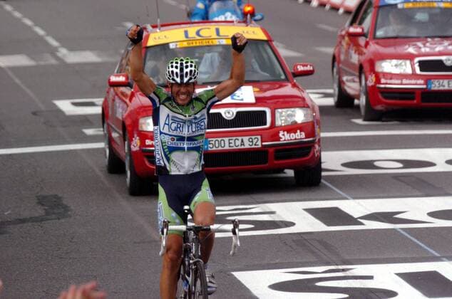 Juan Miguel Mercado (Spanien Agritubel, li.) gewinnt die 10. Etappe der Tour de France 2006 - Radsport Herren 93. Tour de France 2006, ProTour, Straßenradsport, Straße, Rad, Einzelbild 10. Etappe: Cambo les Bains - Pau Glück, Freude, Begeisterung, Radsport Herren 93. Tour de France 2006, ProTour, Straßenradsport, Straße, Rad, Einzelbild 10. Etappe: Cambo les Bains - Pau Glück, Freude, Begeisterung,