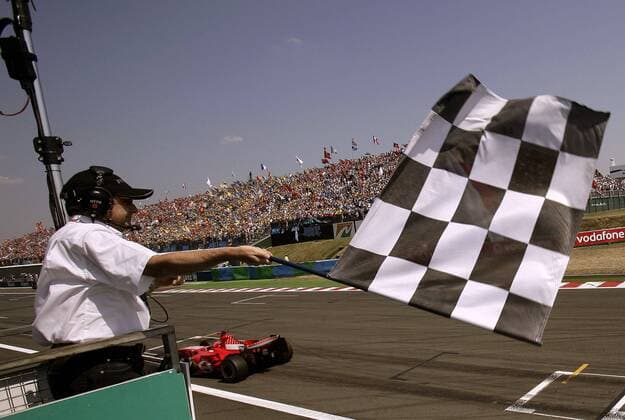 Michael Schumacher (Deutschland Ferrari) gewinnt den GP von Frankreich 2006 und wird vom Zielrichter abgewunken Motorsport Grand Prix Herren Großer Preis von Frankreich 2006, Formel 1, Weltmeisterschaft, F1, F, GP, WM, Totale Zielrichterturm Magny Cours Motorsport Grand Prix Herren Großer Preis von Frankreich 2006, Formel 1, Weltmeisterschaft, F1, F, GP, WM, Totale Zielrichterturm Magny Cours