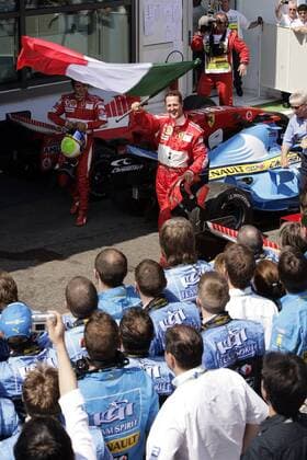 Michael Schumacher (Deutschland) schwenkt eine italienische Nationalfahne in Richtung der Renault Crew, daneben Felipe Massa (Brasilien beide Ferrari, li.) Motorsport Grand Prix Herren Großer Preis von Frankreich 2006, Formel 1, Weltmeisterschaft, F1, F, GP, WM Gruppe Magny Cours Freude, Motorsport Grand Prix Herren Großer Preis von Frankreich 2006, Formel 1, Weltmeisterschaft, F1, F, GP, WM Gruppe Magny Cours Freude,