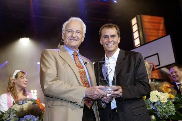Michael Greis (Mitte) wird in der Kategorie - Persönlicher Preis des Bayerischen Ministerpräsidenten - von Edmund Stoiber (CSU beide Deutschland) persönlich mit dem Bayerischen Sportpreis 2006 ausgezeichnet Biathlon Herren Bayerischer Sportpreis 2006, Bayrischer, Preisverleihung, Ehrung, Auszeichnung Bayern Gruppe München Sportlerehrung, Sportlerauszeichnung Biathlon Herren Bayerischer Sportpreis 2006, Bayrischer, Preisverleihung, Ehrung, Auszeichnung Bayern Gruppe München Sportlerehrung, Sportlerauszeichnung