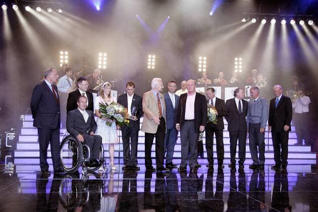 Preisträger des Bayerischen Sportpreises 2006 versammelt auf der Bühne, u.a. mit Ministerpräsident Edmund Stoiber (CSU, 6.v.li.) neben Manager Uli Hoeneß (Bayern beide Deutschland) Fußball Herren Bayerischer Sportpreis 2006, Bayrischer, Preisverleihung, Ehrung, Auszeichnung, FC Bayern München Totale München Sportlerehrung, Sportlerauszeichnung Fußball Herren Bayerischer Sportpreis 2006, Bayrischer, Preisverleihung, Ehrung, Auszeichnung, FC Bayern München Totale München Sportlerehrung, Sportlerauszeichnung